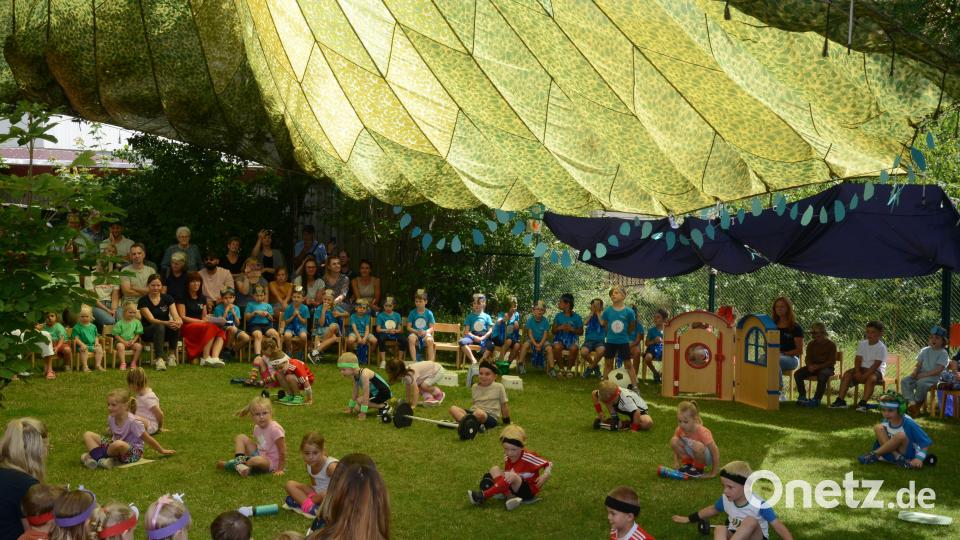 Bewegung und Ordnung sind wichtige Grundsätze von Sebastian Kneipp, hier zu sehen, wie sich die Kinder einheitlich verhalten. Bild: bey