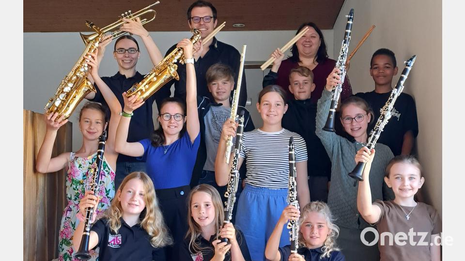 Die stolzen Musiker mit ihren Instrumenten. Es gratulierte zum Juniorabzeichen das Prüfungsteam: Sabine Kredler und Christian Bäuml. Bild: sak