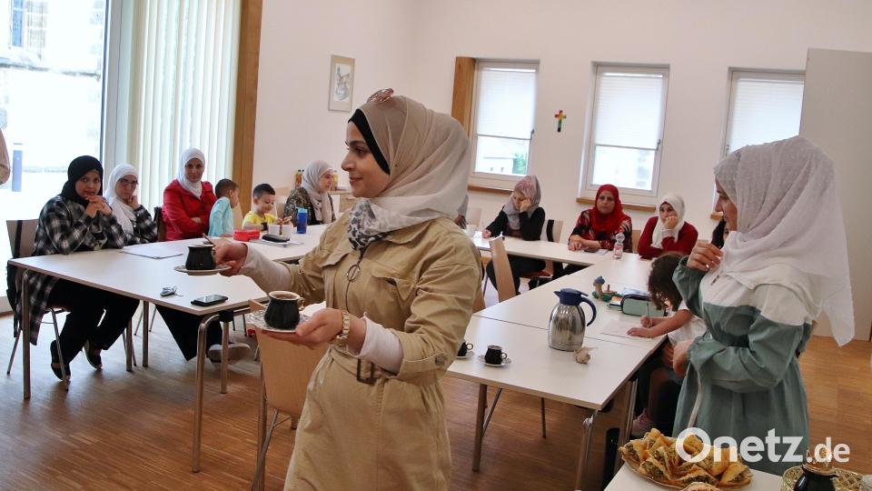 Arabischer Kaffee und Gebäck für die deutschen Gäste der Abschlussveranstaltung des Sprachkurses &quot;Deutsch für Mütter&quot; im evangelischen Dietrich-Bonhoeffer-Haus. Bild: Dobler