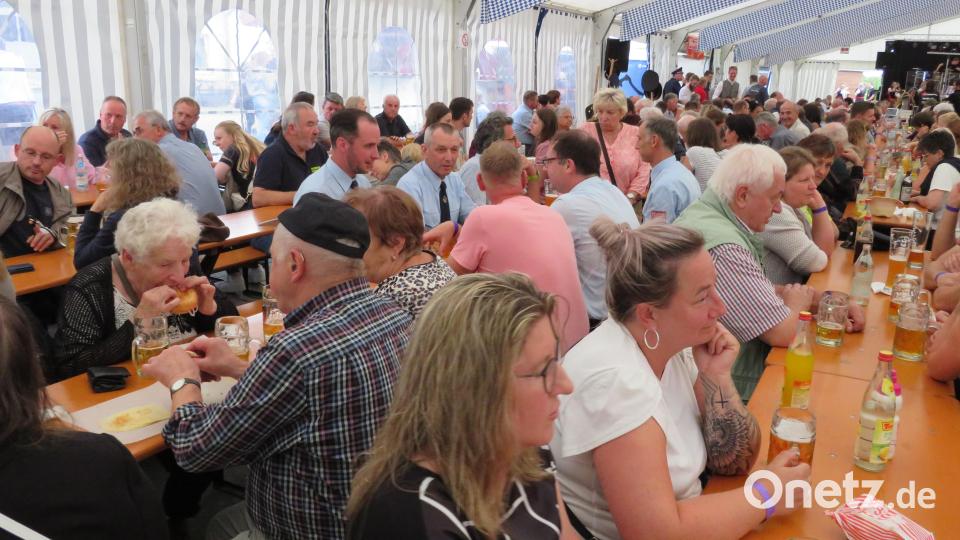 Das 1000-Mann-Festzelt war gut besetzt. Bild: adj