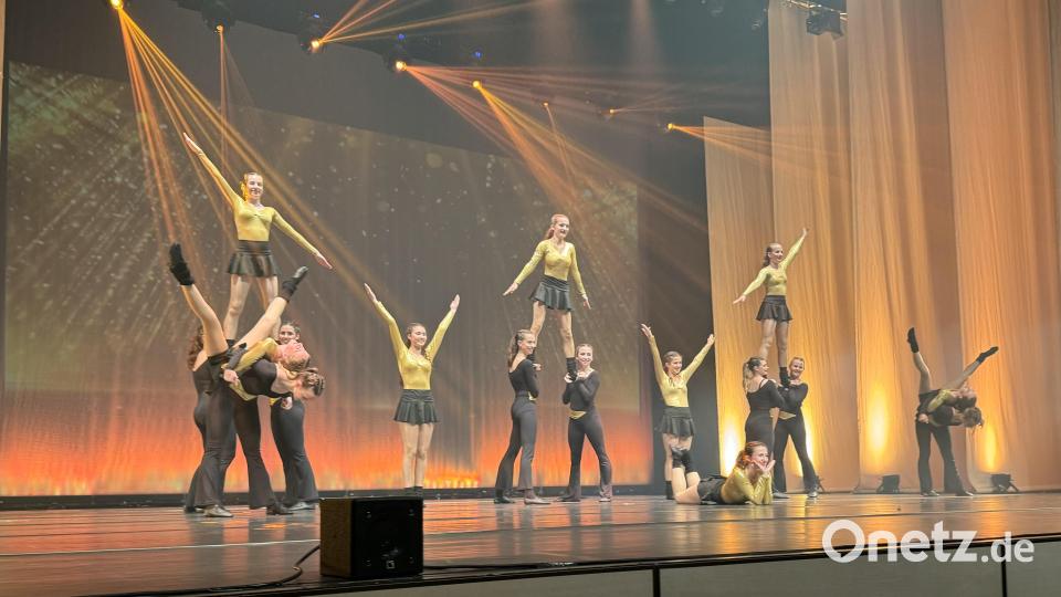 Powerful Passion: Rock&#039;n&#039;Roll mit viel Akrobatik und eines der Highlights des kurzweiligen Abends. Damit erreicht die Tänzerinnen den vierten Platz im Landesfinale in Bayern. Bild: mgo