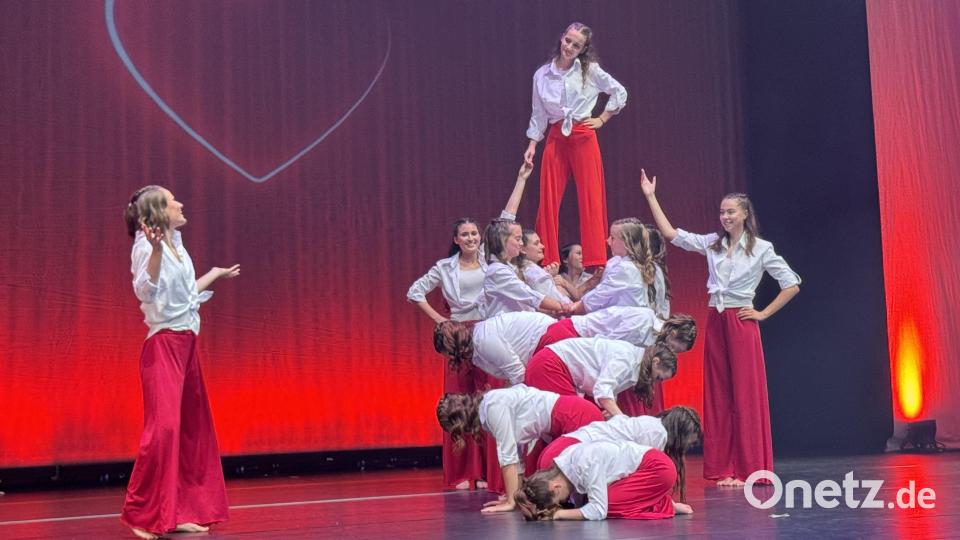Dreamy: Die Klassen 8 bis 12 brillierten mit einer traumhaft verwegenen Menschen-Treppe im Stil von Dirty Dancing. Bild: mgo
