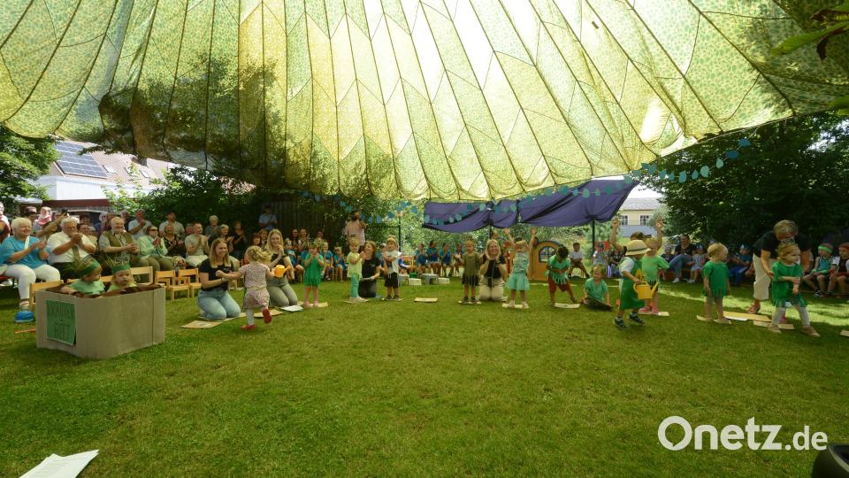 Der große Lastenfallschirm des Vereinskartells Mantel bot idealen Schutz gegen die Sonne beim Spiel der Kinder. Bild: bey