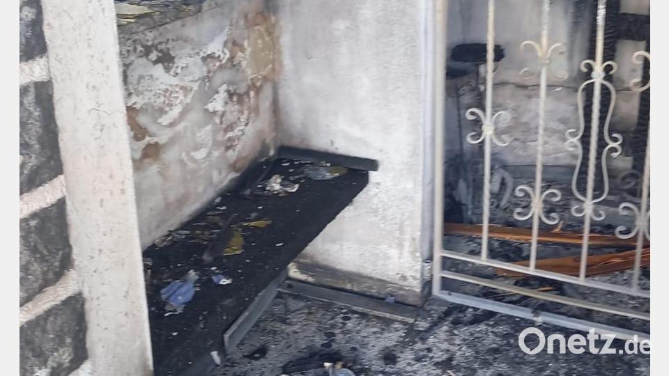 Wie die Polizei Kemnath mitteilt, griffen die Flammen vermutlich von einer Holzbank im Vorraum der Kapelle über eine Plexiglasscheibe auf den dahinterliegenden Altarraum über. Bild: Gerhard Würstl/exb