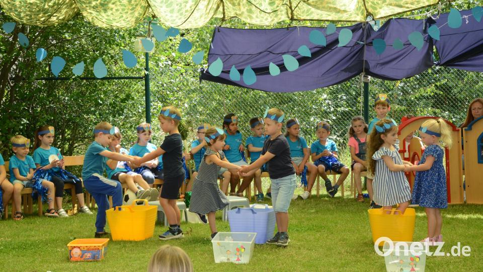 Wassertreten – auch das empfiehlt Sebastian Kneipp. Beim Musical singen die Kinder dazu das Lied &quot;An der schönen blauen Donau&quot;. Bild: bey