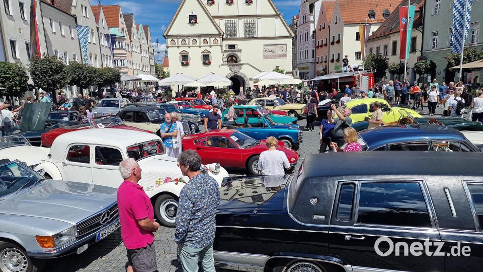 Die Oldtimerschau vor dem Alten Rathaus zieht Hunderte von Besuchern an. Fachsimpeln ist hier erwünscht. Bild: R. Kreuzer