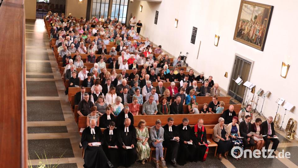 Evangelische Christen aus den drei ehemaligen Dekanatsbezirken Cham, Sulzbach-Rosenberg und Weiden füllen die Christuskirche. In der ersten Reihe sitzen die beiden neuen Dekane Thomas Guba und Ulrike Dittmar sowie Regionalbischof Klaus Stiegler (von links). Bild: cog
