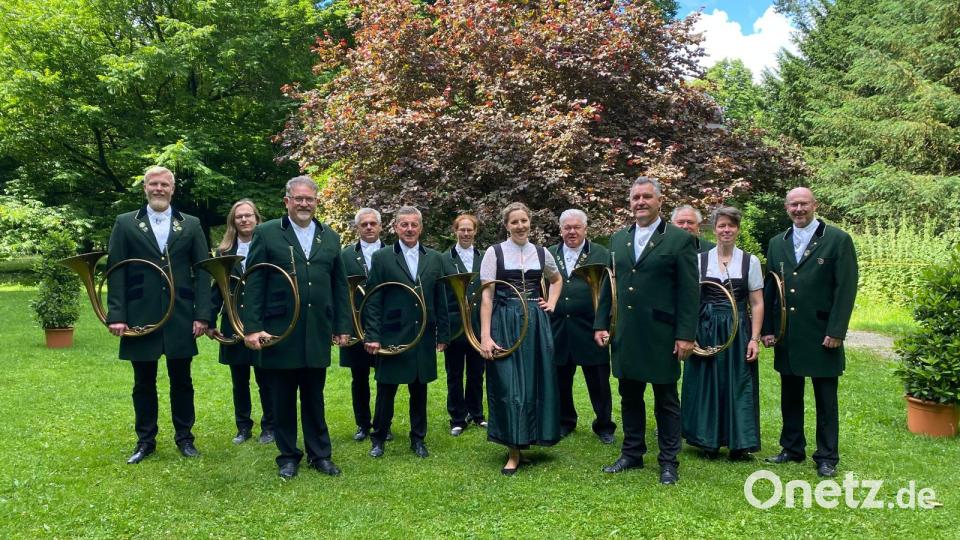 Die Oberpfälzer Parforcehorngruppe mit zwölf Bläsern aus dem gesamten Regierungsbezirk um Hornmeister Hubert Bäuml (Vierter von rechts) holte den Bayerischen Meistertitel. Bild: opp