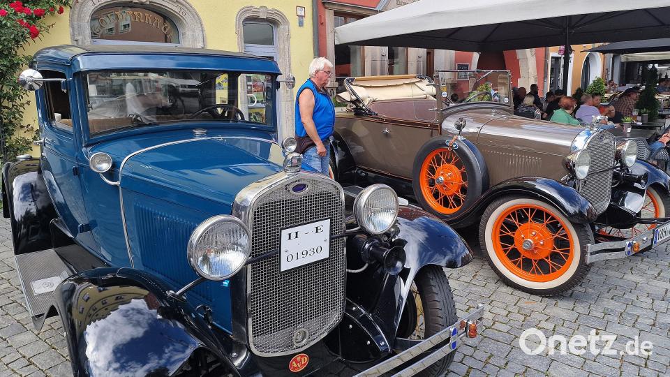 Die ältesten Fahrzeuge: Ford Model A von 1929 (rechts) und einer von 1930. Bild: R. Kreuzer