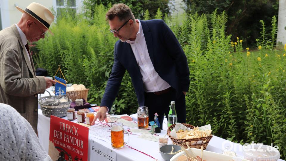 Pfarrer Thomas Schertel aus Illschwang probiert beim Fest beim Dekanatsgarten die Spezialitäten aus dem Bayerischen Wald. Bild: cog
