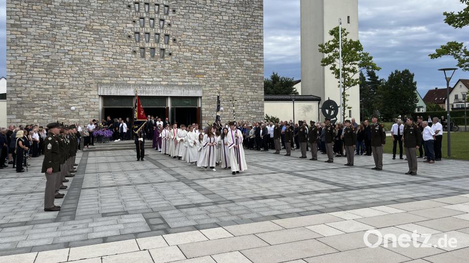 Mit einem Spalier vor der Friedenskirche ehrt die US-Army die verstorbene Zweite Bürgermeisterin Anita Stauber. Bild: mor