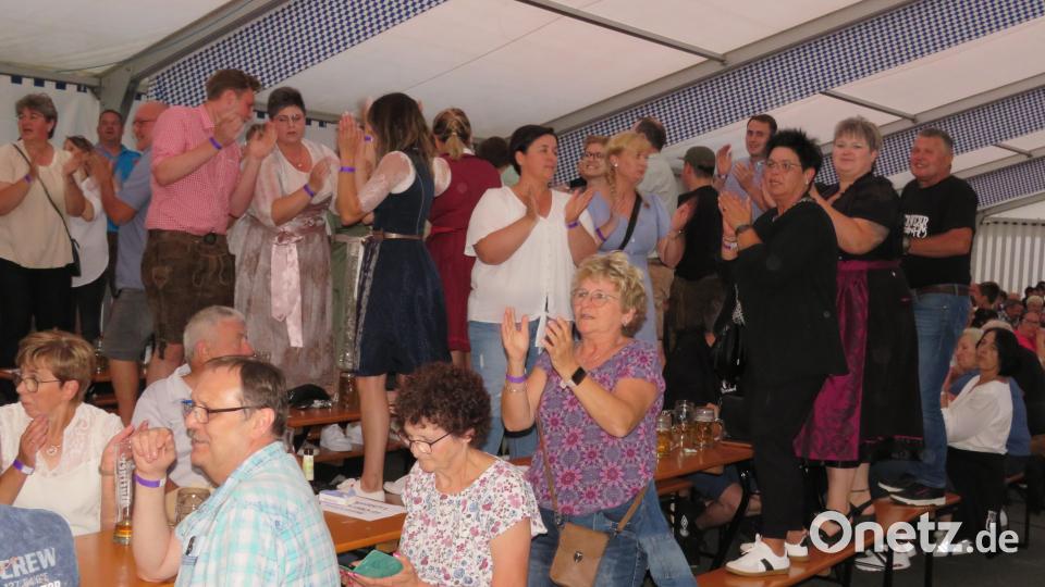Die Partyband „Urwaidler“ treibt die Besucher auf die Bänke, die Stimmung ist super. Bild: adj