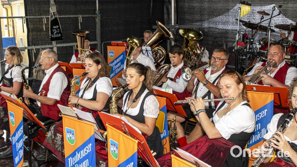 Die Neuhauser Buam und Moidla spielen den Regen einfach weg. Bild: Michael Schade