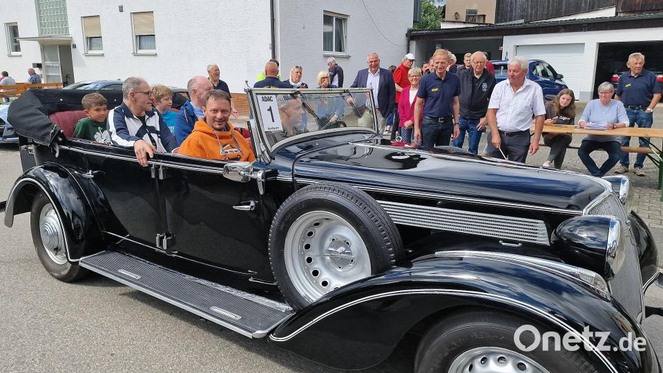 Der schwarze „Adler“ mit Oberbürgermeister Jens Meyer führt die Kolonne bei der Ausfahrt an. Stadtrat Hans Forster gibt das Startsignal. Bild: R. Kreuzer