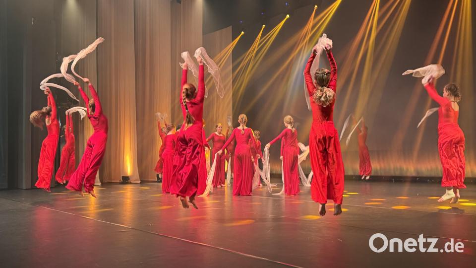 Revived: Die Klassen 5–9 beleben mit ihren federleichten Tanzeinlagen die Bühne der Max-Reger-Halle. Bild: mgo