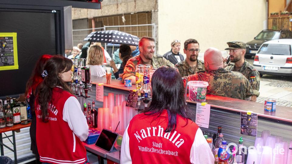 Die ersten genießen einen Drink bei der Narrhalla. Bild: Michael Schade