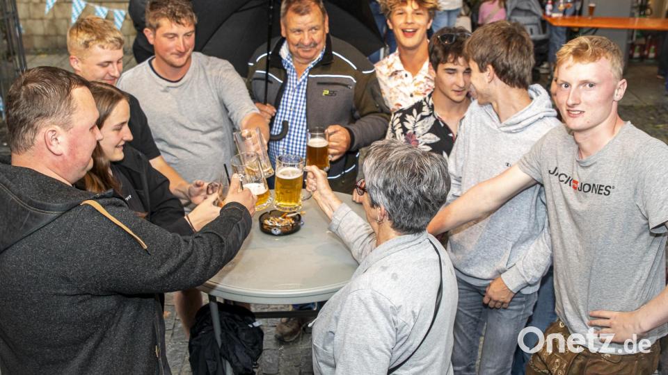 Ein Prosit auf die Gemütlichkeit - Mit einem kühlen Bier macht der Regen kaum noch was aus. Bild: Michael Schade