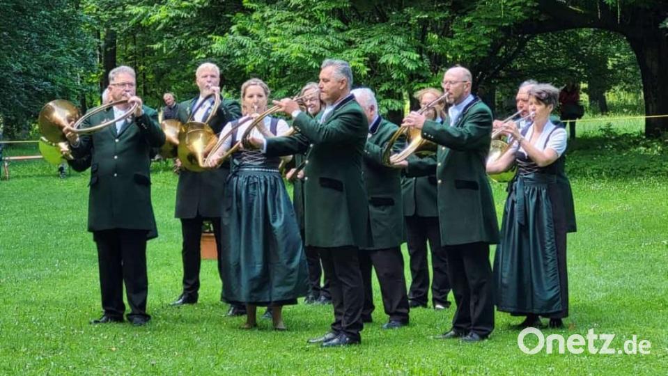 Zum zwölften Mal in der Vereinsgeschichte und zum fünften Mal in Folge überzeugte die außergewöhnliche Formation beim 31. Landesbläserwettbewerb des Bayerischen Jagdverbandes in Kaufbeuren und holte den Titel als bestes bayerisches Parforcehorn-Ensamble. Bild: opp