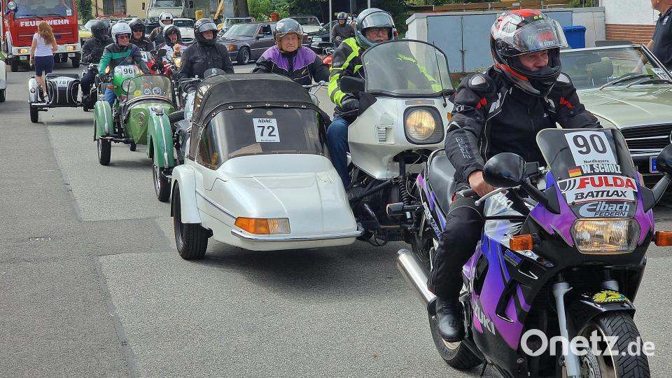 Auch Motorräder, teils mit Beiwagen, gehen mit auf die Strecke. Bild: R. Kreuzer