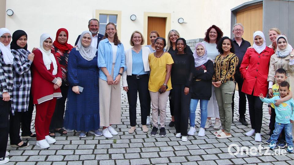 Unterstützerinnen wie Andrea Barth von der Firma EMZ-Hanauer (Mitte), Bürgermeister Frank Zeitler (links) und Hausherr Diakon Jürgen Weich (rechts) freuten sich mit Lehrerinnen und Teilnehmerinnen über den Abschluss des Kurses &quot;Deutsch für Mütter&quot; der Initiative Integration SAD. Er fand im evangelischen Gemeindehaus statt. Bild: Dobler