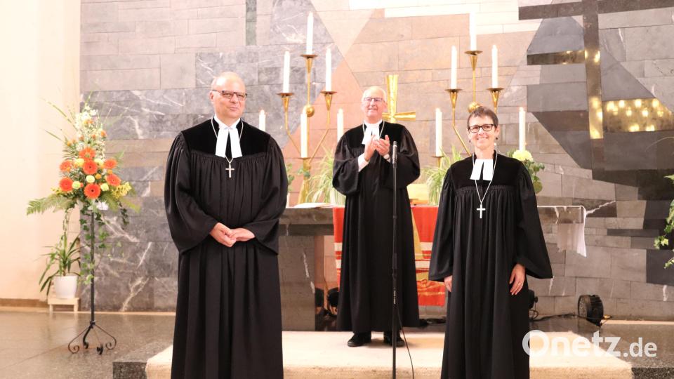 Mit kräftigem Applaus begrüßen Regionalbischof Klaus Stiegler (hinten) und die große Festgemeinde die Dekane Thomas Guba und Ulrike Dittmar (von links) im neu gegründeten Dekanatsbezirk Chasurowen. Bild: cog