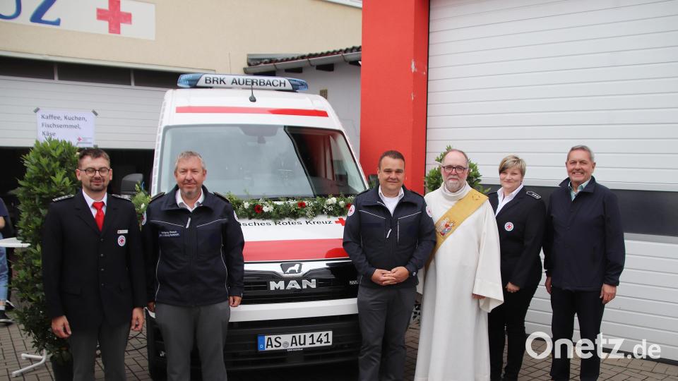 Fahrzeugsegnung mit (von links) Bereitschaftsleiter Daniel Sertl, Wolfgang Potsch, Bernd Lödel, Diakon Peter Bublitz, Astrid Kraus und Bürgermeister Joachim Neuß. Bild: jma