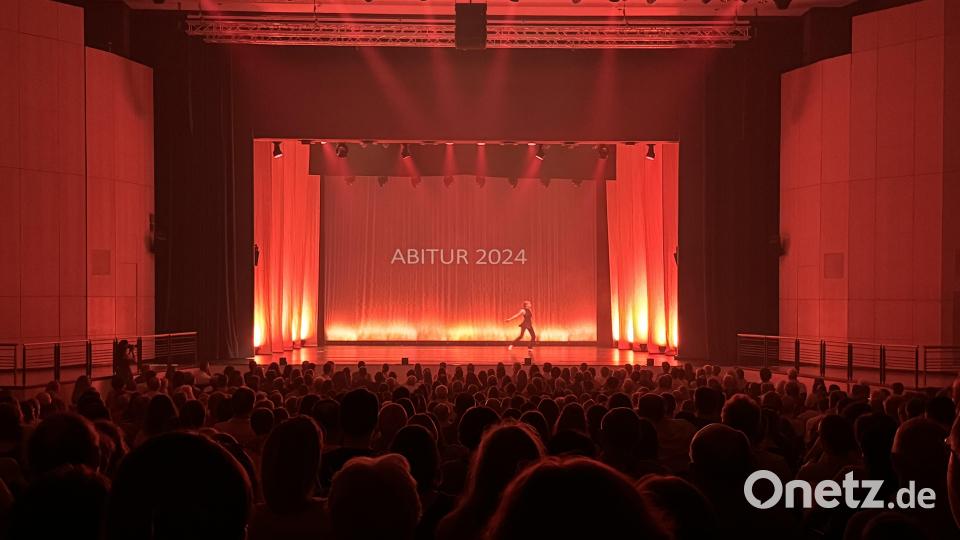 Elf Abiturientinnen begeisterten das Publikum mit ihrem Können. Bild: mgo