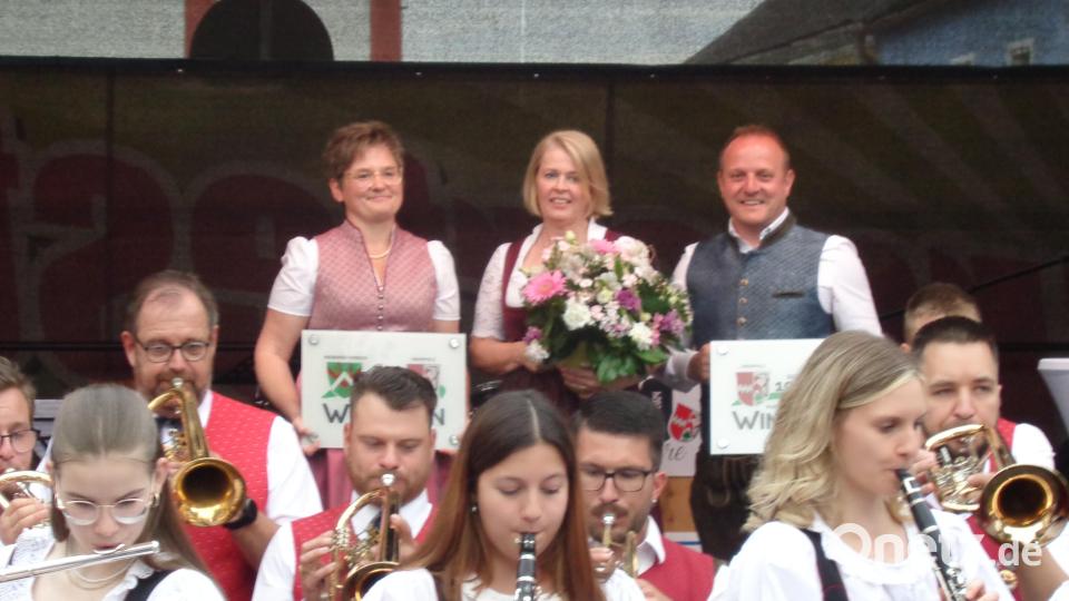 Bürgermeisterin Sonja Meier (hinten links) und ihr Kollege Peter Ebner (hinten rechts) präsentieren die Partnerschaftstafeln zusammen mit der früheren Bürgermeisterin Sabine Dorner-Leyerer. Bild: amö