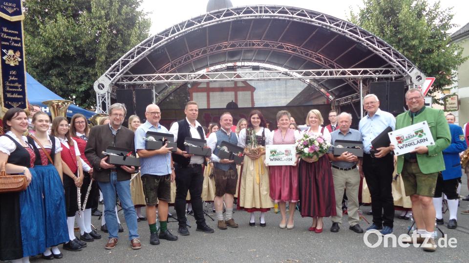 Geschenke gab es die die Säulen der Partnerschaft. Von rechts: Stefan Sitz, Reinhard Sitz, Hans Bock, Sabine Dorner-Leyerer, Sonja Meier, Susanne Hutzler, Peter Ebner, Andreas Sorgenfrei, Gernot Lechner und Peter Turban Bild: amö