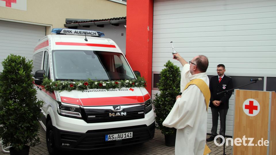 Diakon Peter Bublitz segnet das neue Fahrzeug des BRK Auerbach. Bild: jma