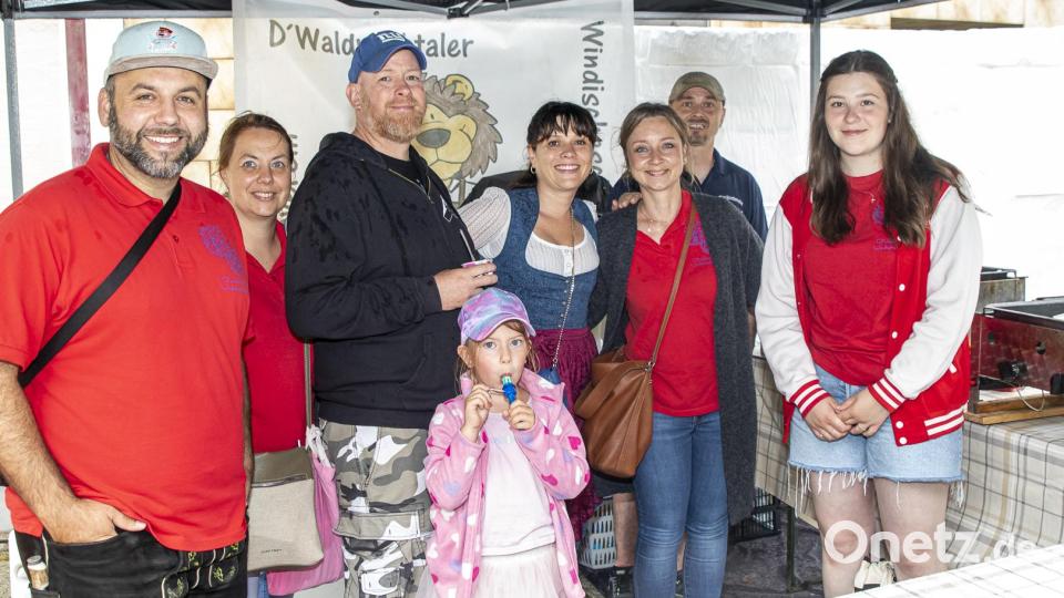 Noch bremst der Regen das Bürgerfest, aber der Trachtenverein D´Waldnaabtaler war an seinem Stand für den Ansturm bereit. Bild: Michael Schade