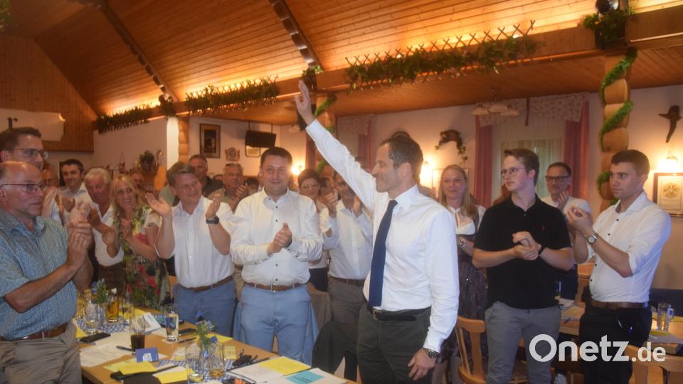 Stehende Ovationen für Albert Rupprecht. Mit 96 Prozent wählen ihn die Delegierten von 93 CSU-Ortsverbänden zum Direktkandidaten des Bundeswahlkreis 235 Weiden/Neustadt/Tirschenreuth. Bild: fz