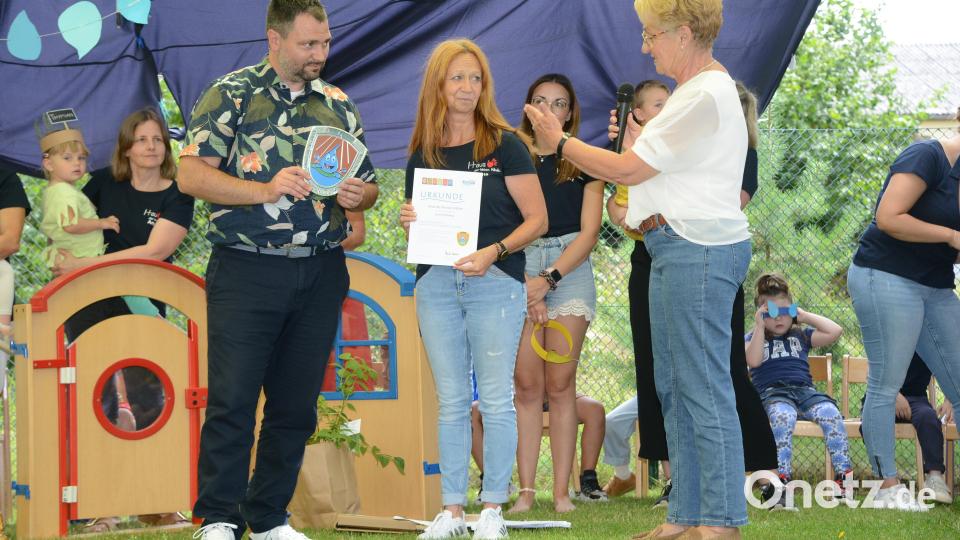 Bürgermeister Sebastian Hartl und Kinderhausleiterin Iris Widmann (von links) erhalten von Roswitha Fietz die Zertifizierungsurkunde als Kneipp-Kindergarten. Bild: bey