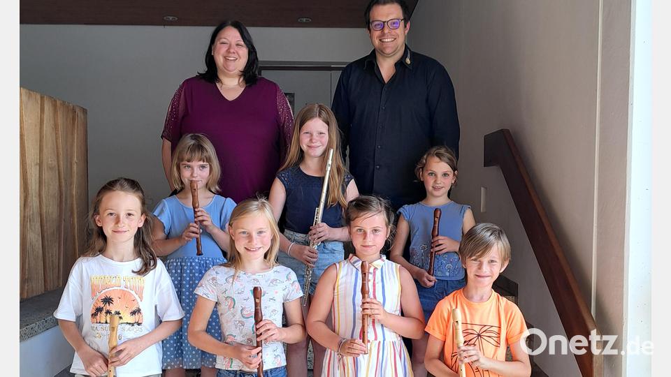 Die stolzen Musiker mit ihren Instrumenten. Es gratulierte zum Newcomer-Abzeichen das Prüfungsteam: Sabine Kredler und Christian Bäuml. Bild: sak