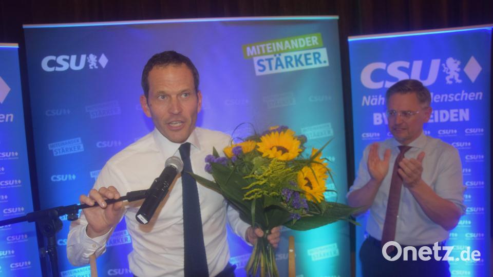 Tobis Reiß applaudiert im Hintergrund, als Albert Rupprecht den Delegierten im Postkellersaal für das enorme Vertrauen dankt. Bild: fz