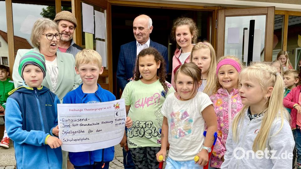 Die Kinder der Freihunga Theatergrupp´m übergeben eine Spende an die Josef-Voit-Grundschule. Bild: Krones