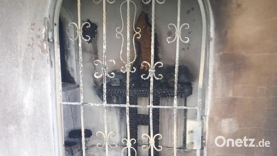 Wie die Polizei Kemnath mitteilt, griffen die Flammen vermutlich von einer Holzbank im Vorraum der Kapelle über eine Plexiglasscheibe auf den dahinterliegenden Altarraum über. Bild: Gerhard Würstl/exb