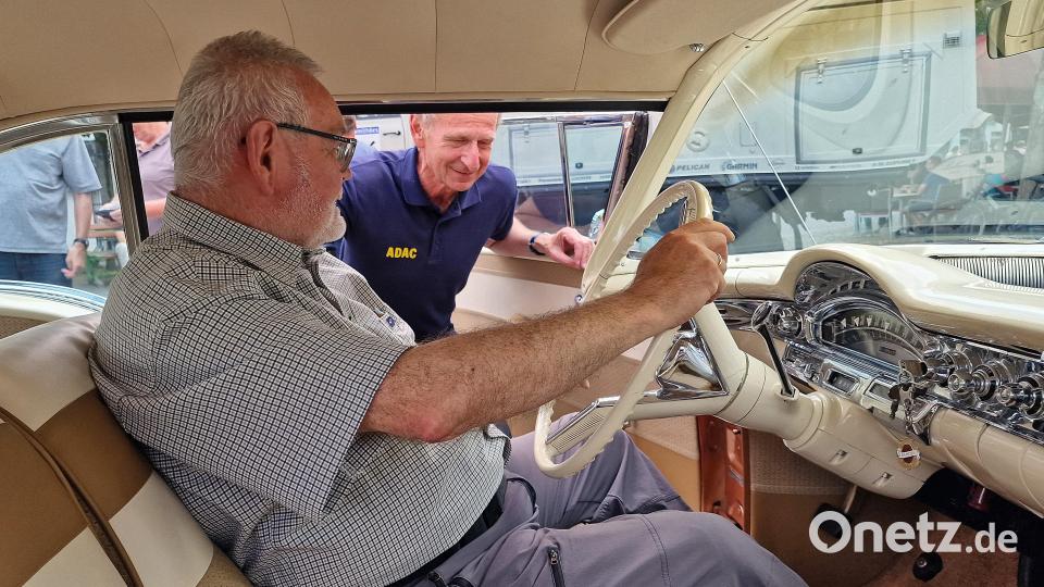 Vorsitzender Karlheinz Ach interessiert sich besonders für den Innenausbau mit Tachoanzeige im Auto von Berthold Sparrer. Bild: R. Kreuzer
