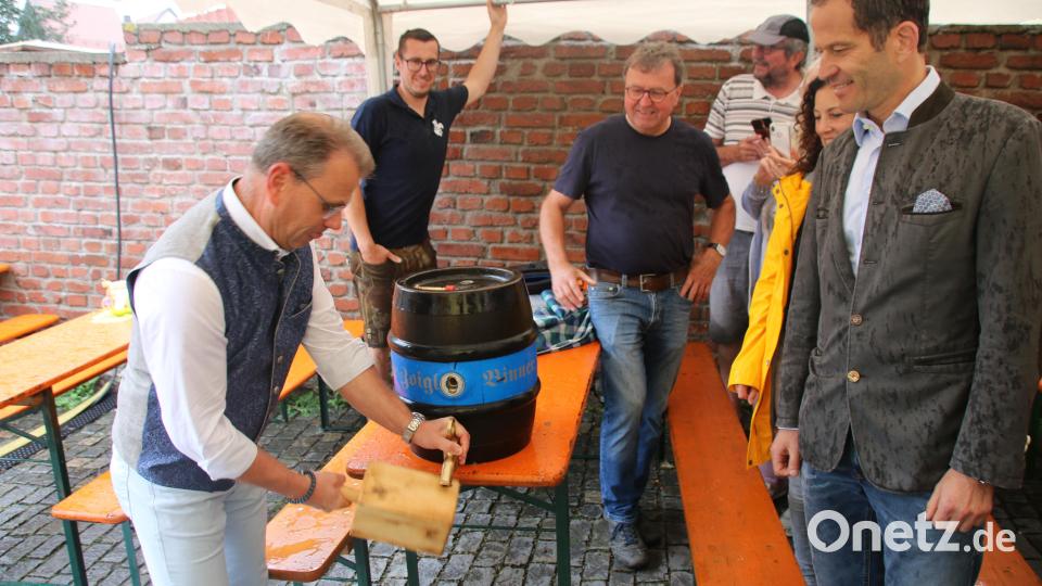 Unter der Aufsicht von Bundestagsabgeordneten Albert Rupprecht zapft Bürgermeister Karlheinz Budnik das Fass mit zwei Schlägen an. Bild: sne
