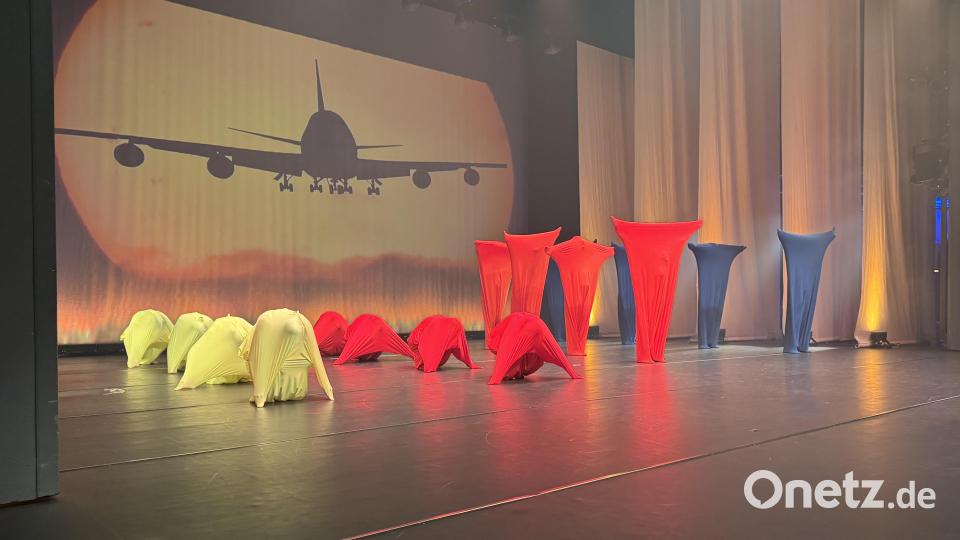 Joyful: Mit viel Freude, fetziger Musik und außergewöhnlichen Kostümen in Tanzsäcken sorgten die Klasse 7 - 9 für Stimmung. Bild: mgo