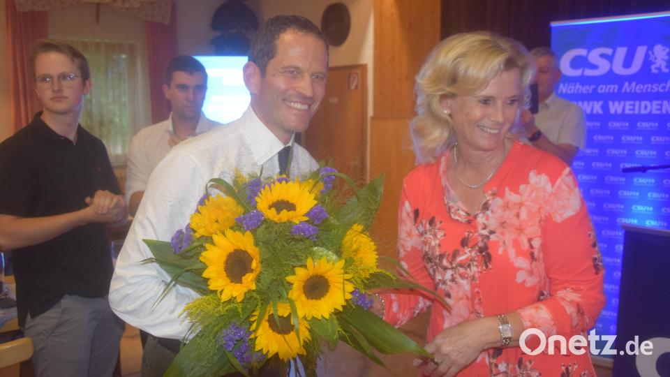 Erste Gratulantin nach dem Traumergebnis ist Andrea Lang, zweite Bürgermeisterin von Pleystein, mit Blumen für Albert Rupprecht. Bild: fz