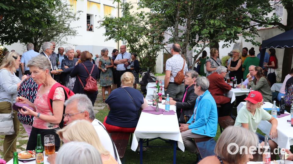 Die Gottesdienstbesucher sitzen zusammen, lernen Menschen aus den anderen Dekanaten kennen und genießen Brotzeit und kühle Getränke. Bild: cog