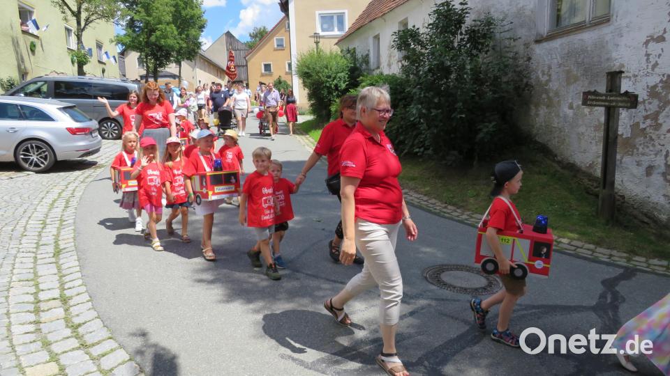 Impressionen vom Festzug der Feuerwehr Kirchendemenreuth Bild: adj