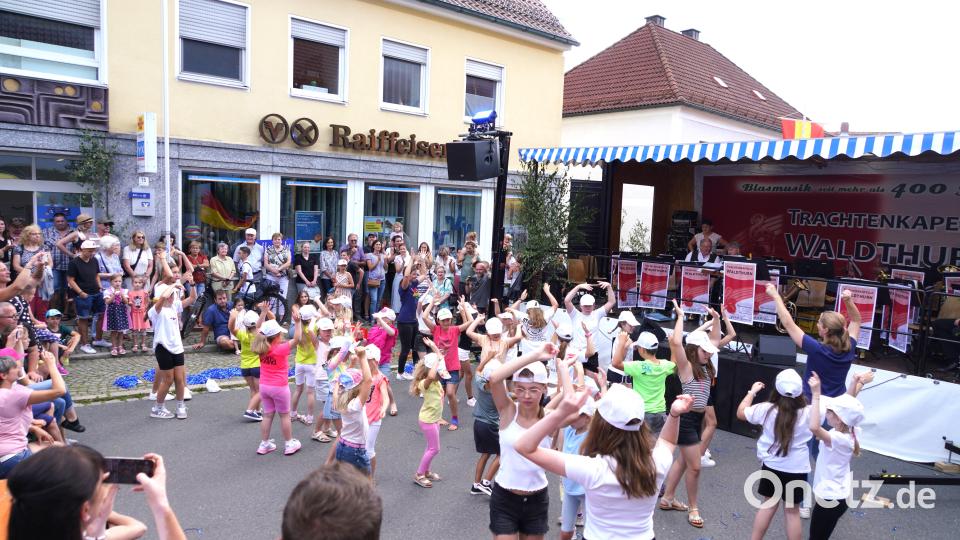 Die TanzKids begeistern beim Bürgerfest in Waldthurn vor der Bühne mit ihrer Aufführung. Bild: fvo