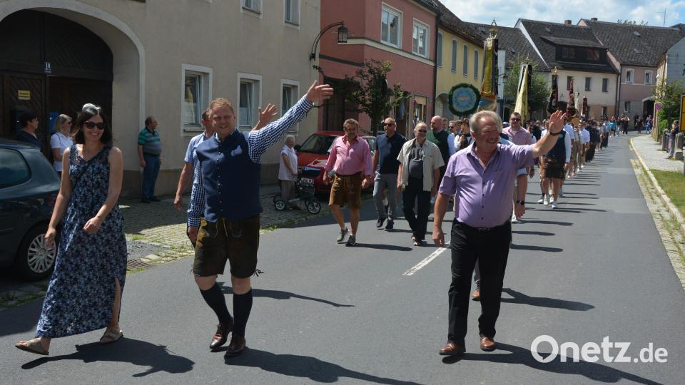 Mit dabei Bürgermeister Stefan Grillmeier (Mitte) mit seinem Stadtrat. Bild: jr