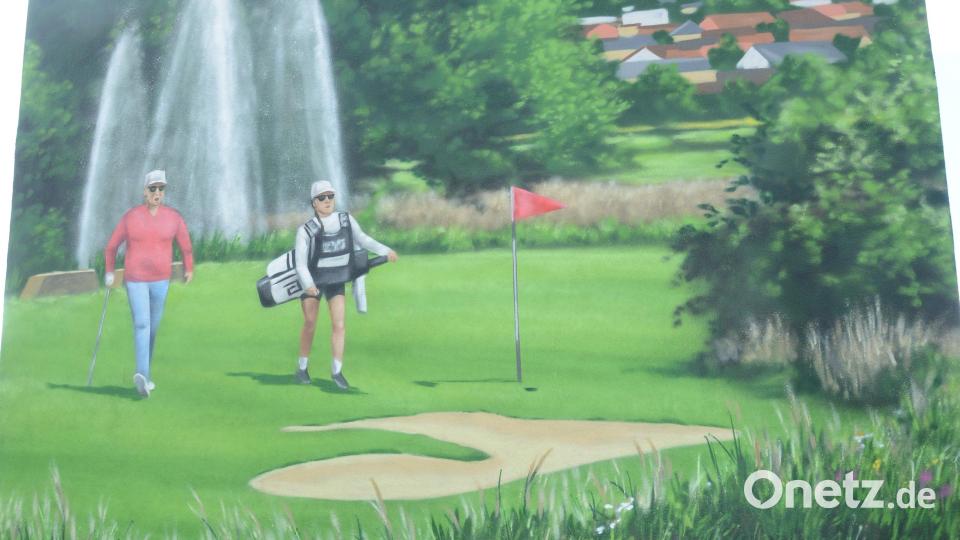 Auf der nach Unterwildenau zugewandten Seite der Trafostation ist ein Stimmungsbild vom Golfplatz Schwanhof zu sehen. Das Werk stammt von Künstler Markus Ronge. Bild: bey