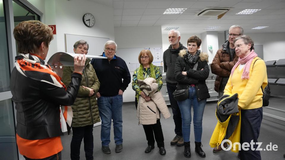 In der sogenannten Kommandozentrale erklärt Sabine Lang, wie die Belichtung der Zeitungsseiten funktioniert. Bild: Fröhler, Laura