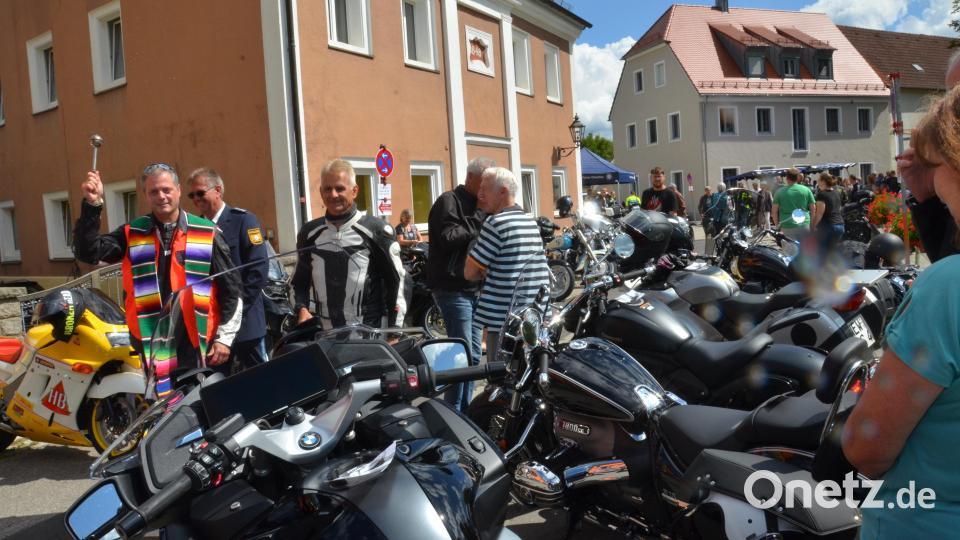 Viele Biker stellten sich zu ihren Motorrädern und ließen sich ebenfalls segnen. Bild: dob