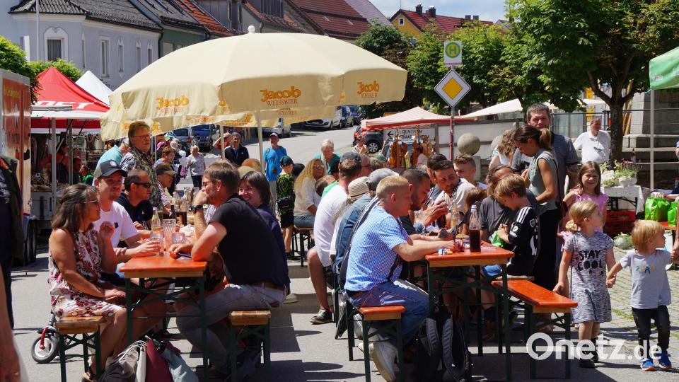 Bereits zum Mittagessen ist die Hauptstraße gut bevölkert, am Nachmittag kommen immer mehr Gäste. Bild: wel