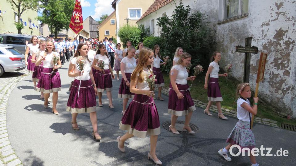 Impressionen vom Festzug der Feuerwehr Kirchendemenreuth Bild: adj